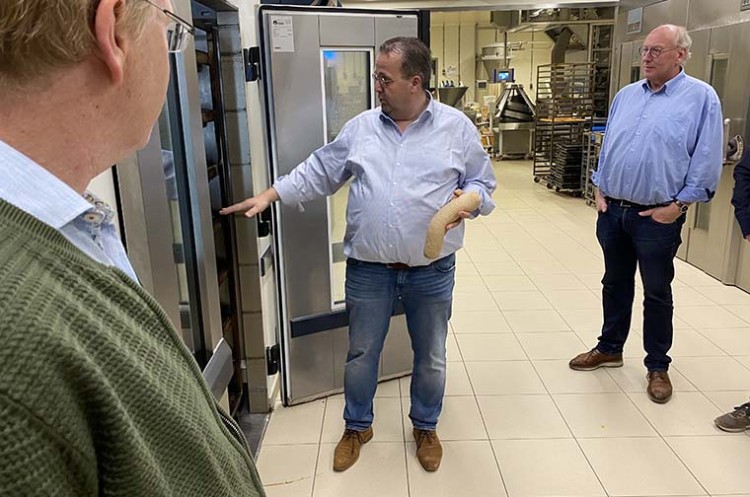Aalburgse ondernemers vergaderen bij bakker in Nederhemert