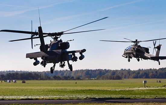 Apaches oefenen boven de regio