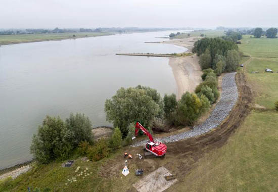 Hoogwaterschade dijk Heerewaarden hersteld